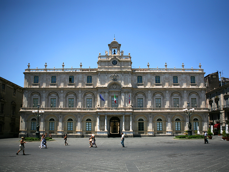 Catania_piazza_universita.jpg